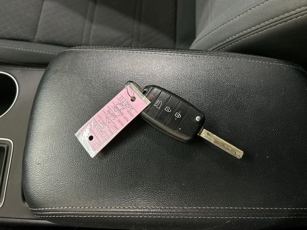 Used 2017 Kia Sorento LX AWD/4WD image 12