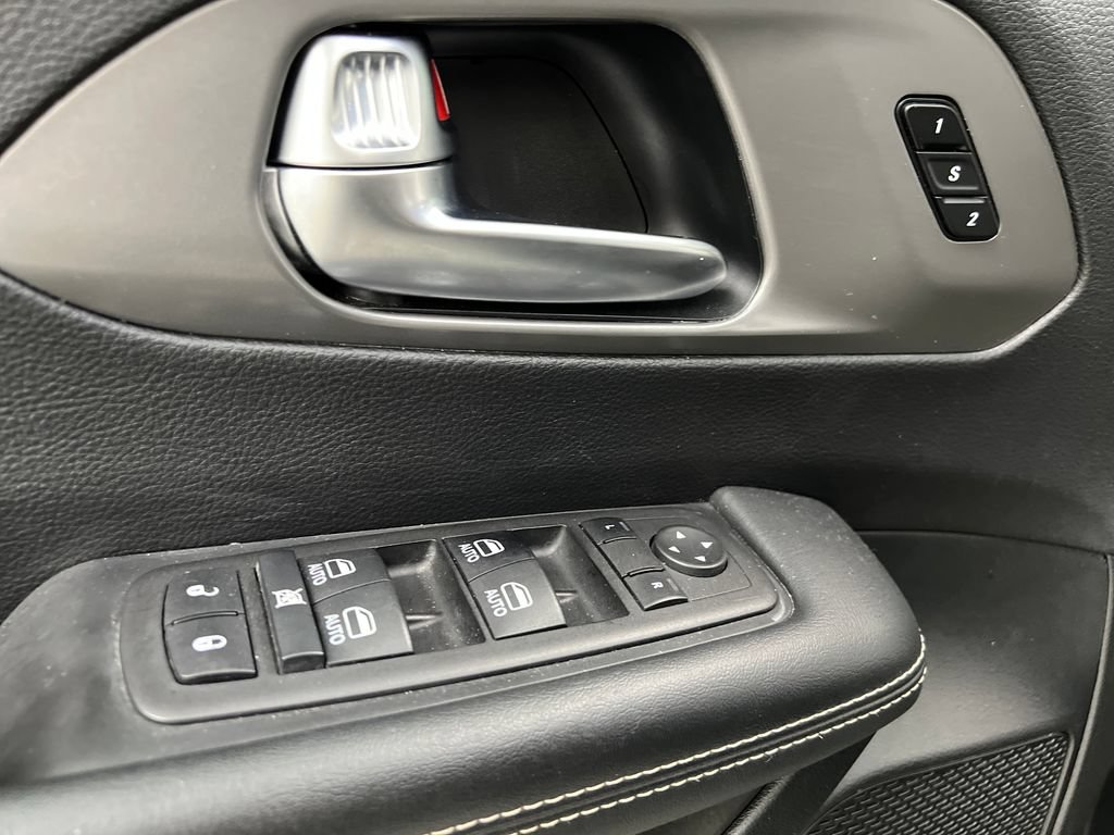 Used 2025 Chrysler Pacifica Select FWD image 15