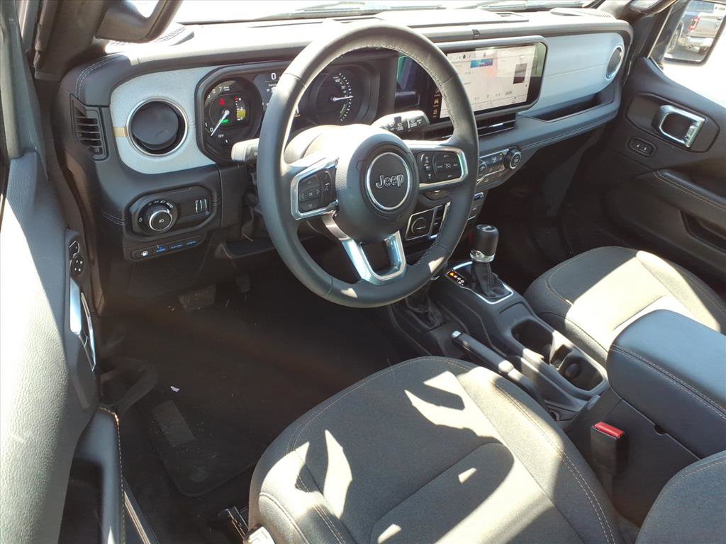 Used 2025 Jeep Wrangler Unlimited Sahara AWD/4WD image 19