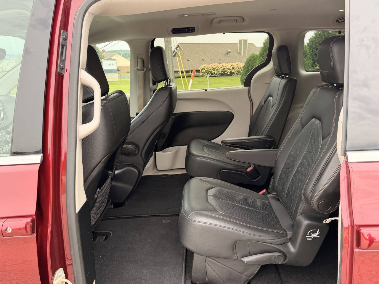 Used 2018 Chrysler Pacifica Touring-L FWD image 22