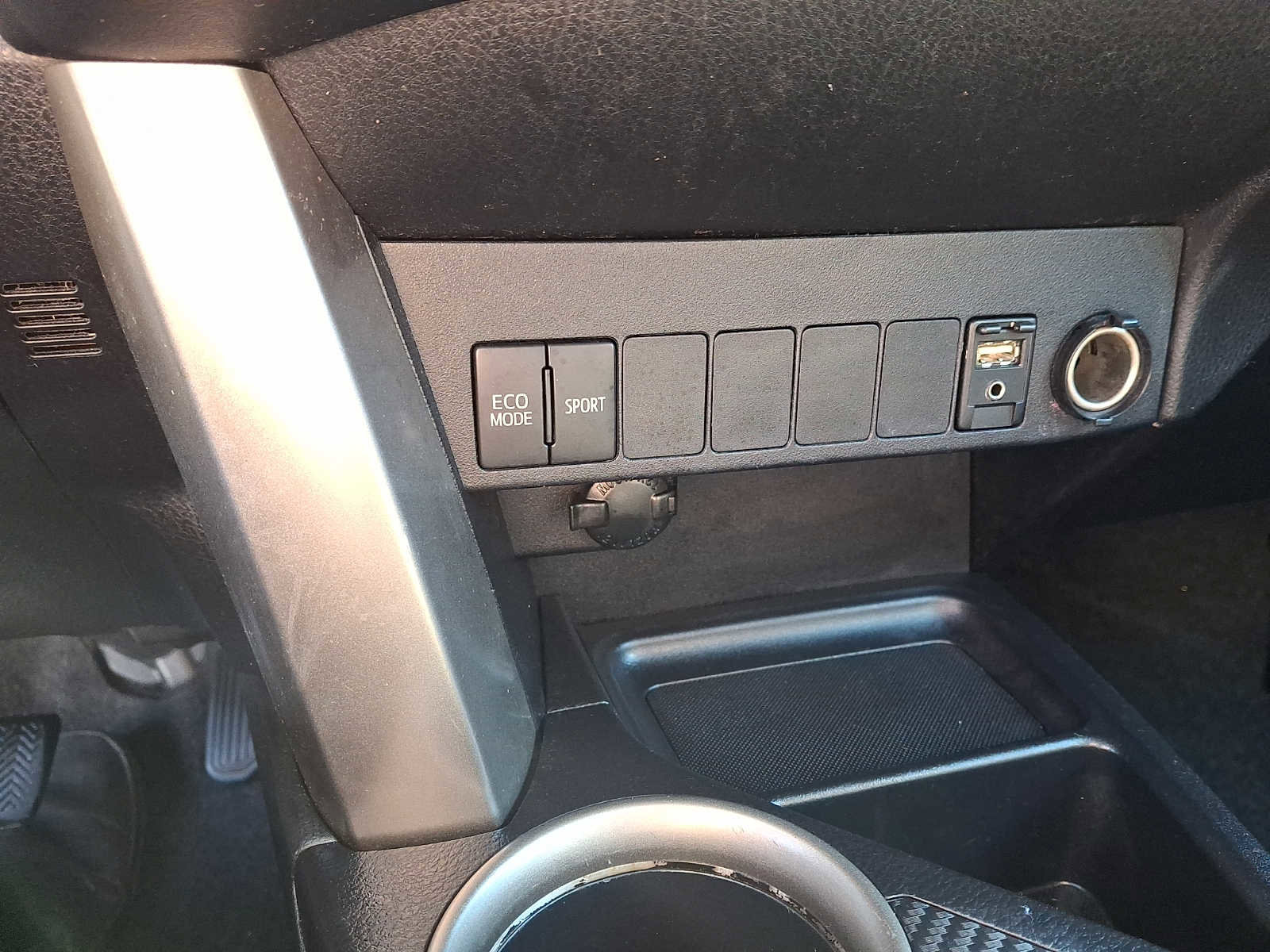 Used 2015 Toyota RAV4 XLE image 25