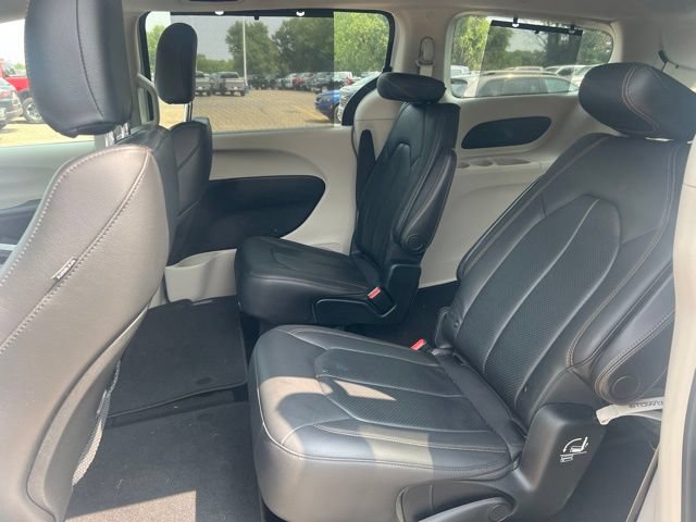 Used 2018 Chrysler Pacifica Touring-L FWD image 17