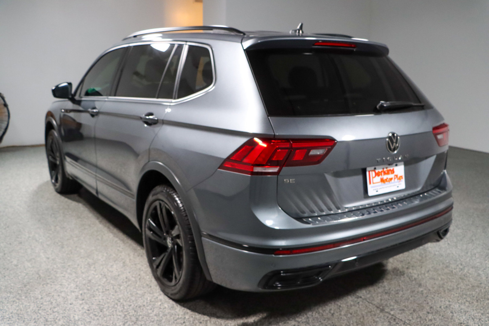 Used 2023 Volkswagen Tiguan SE R-Line FWD image 9