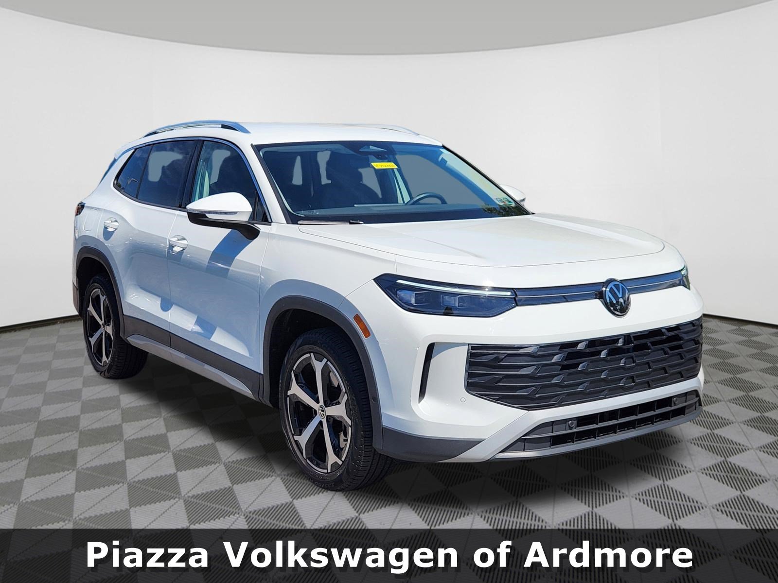 Used 2025 Volkswagen Tiguan SE AWD/4WD image 1