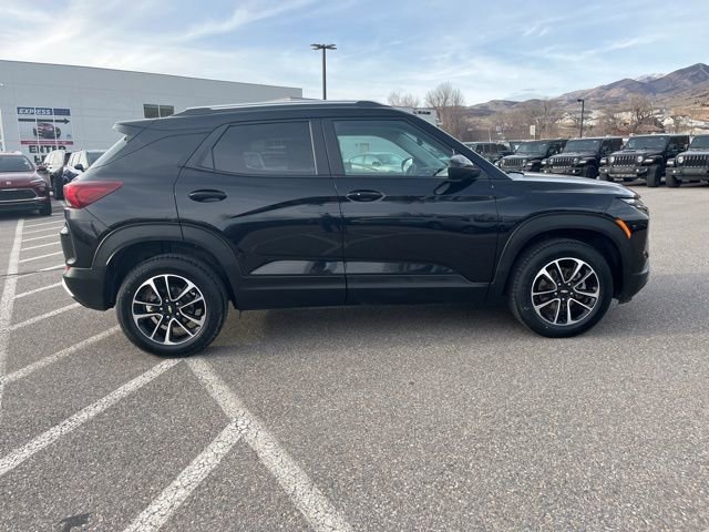 Used 2025 Chevrolet TrailBlazer LT image 2