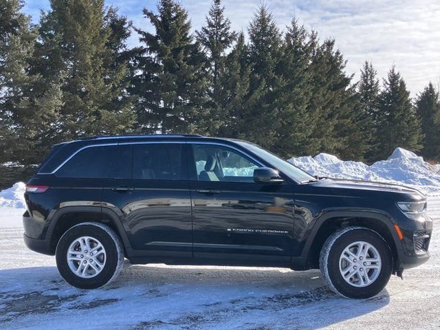 Used 2022 Jeep Grand Cherokee Laredo w/ Luxury Tech Group I image 28