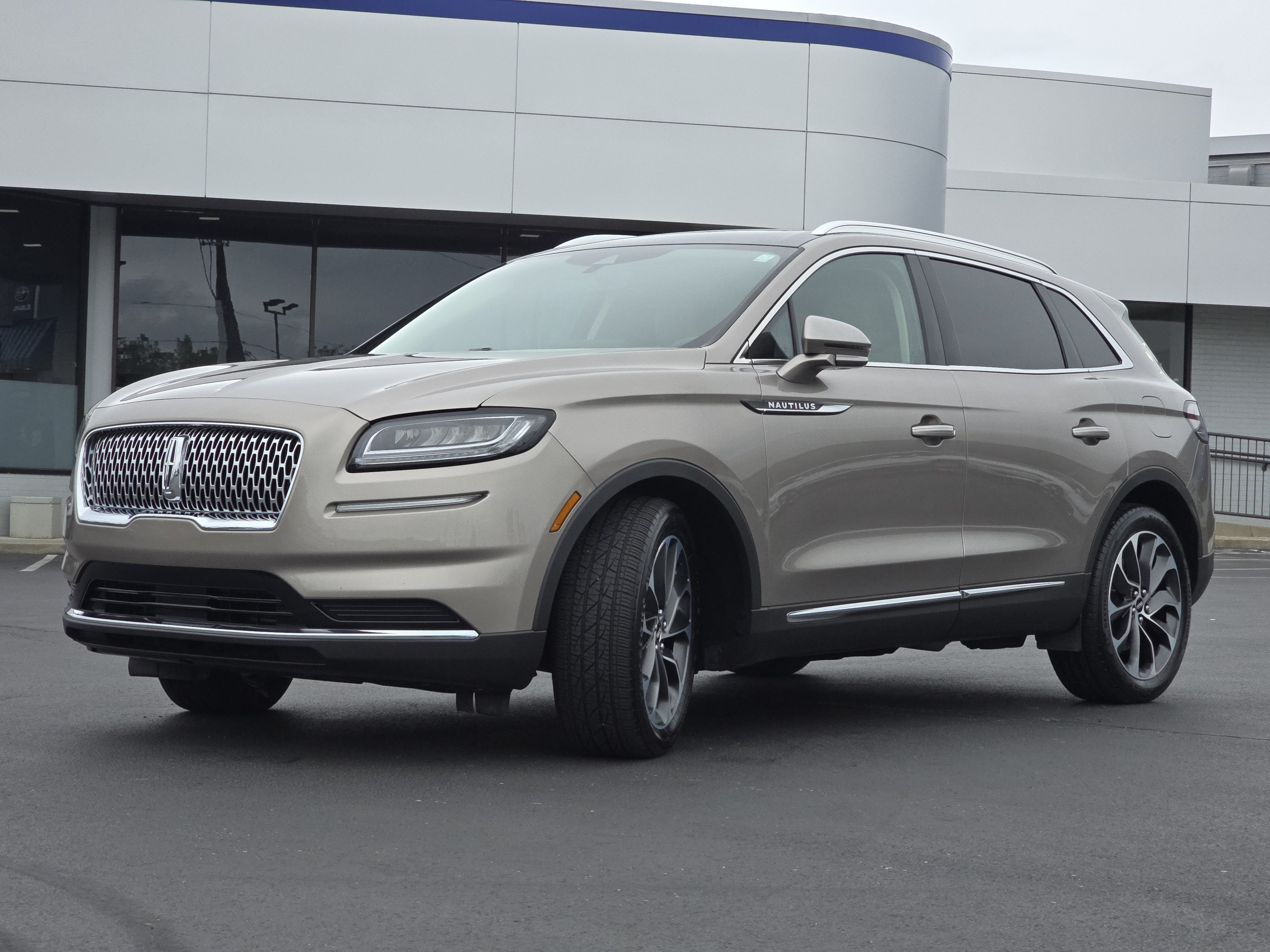Used 2021 Lincoln Nautilus Reserve w/ Cargo Utility Package AWD/4WD image 3
