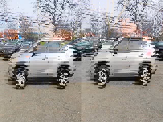 Used 2022 Toyota RAV4 LE image 3