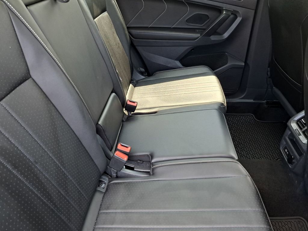 Used 2023 Volkswagen Tiguan SE w/ Panoramic Sunroof Package image 22
