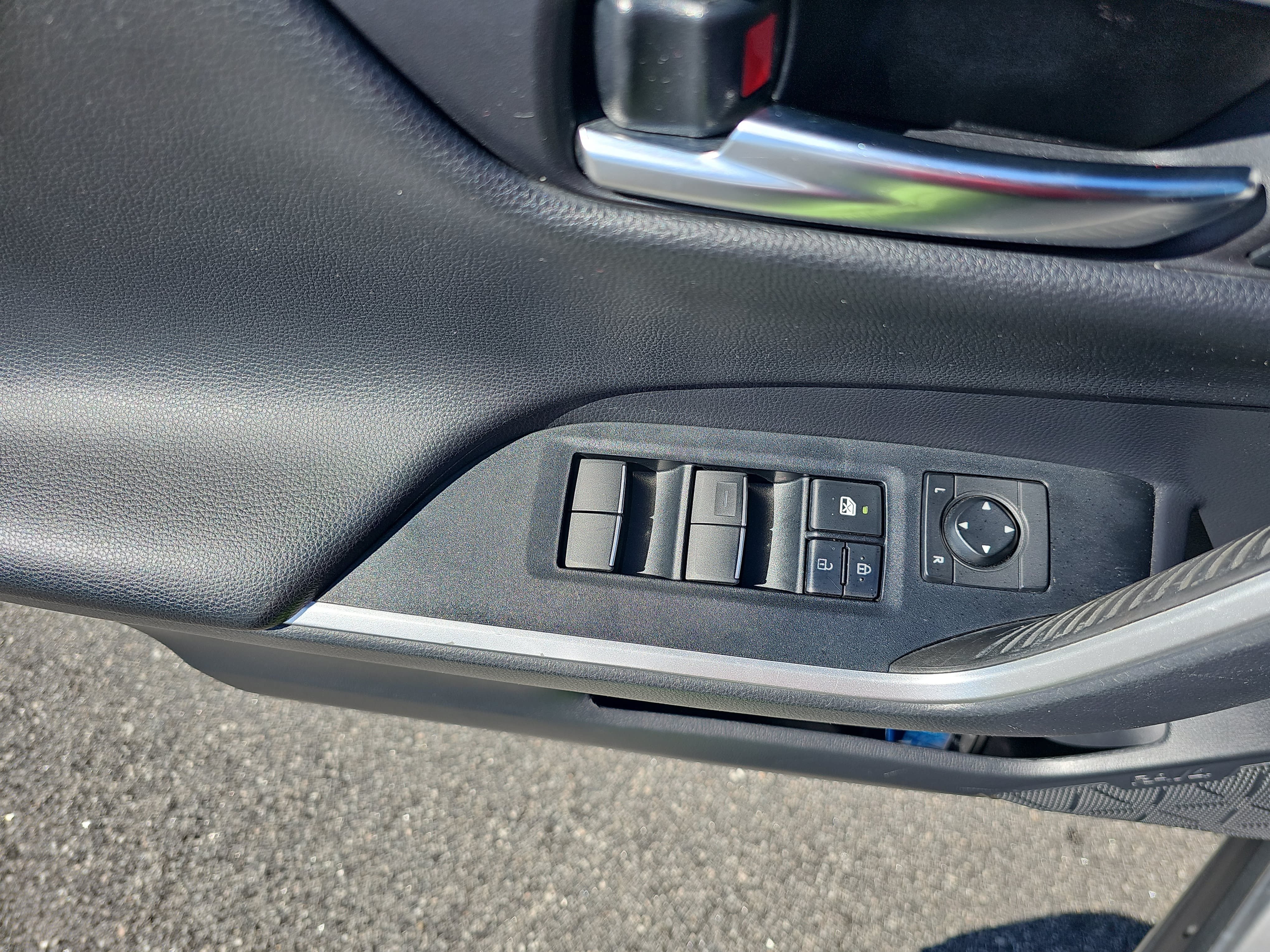 Used 2019 Toyota RAV4 Limited FWD image 29