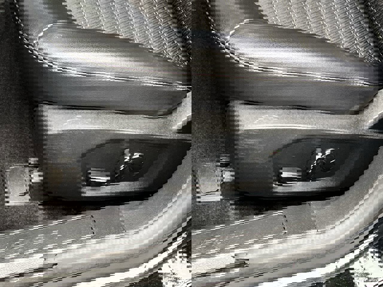 Used 2017 Ford Fusion SE w/ Equipment Group 201A FWD image 11