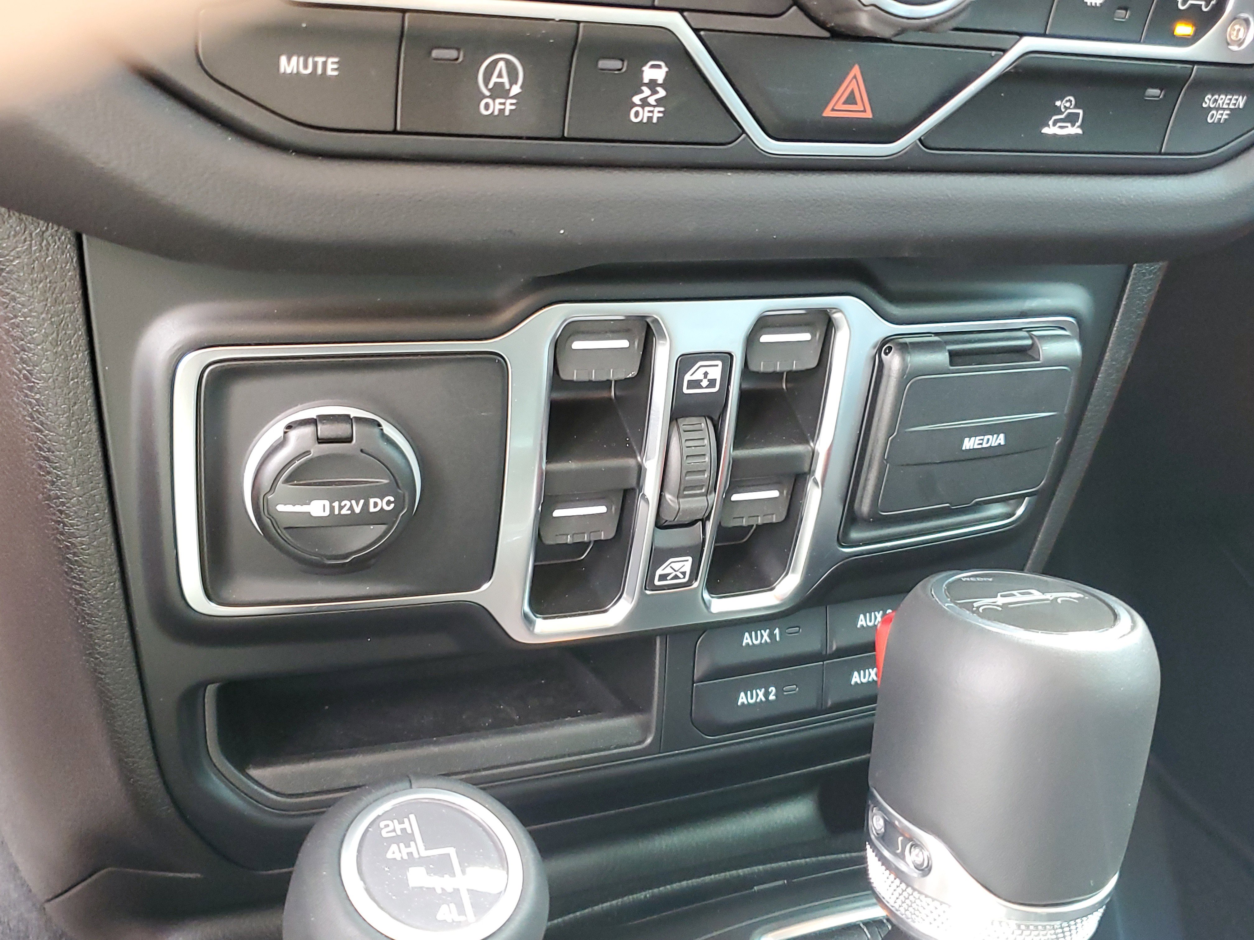 Used 2025 Jeep Gladiator Sport image 25
