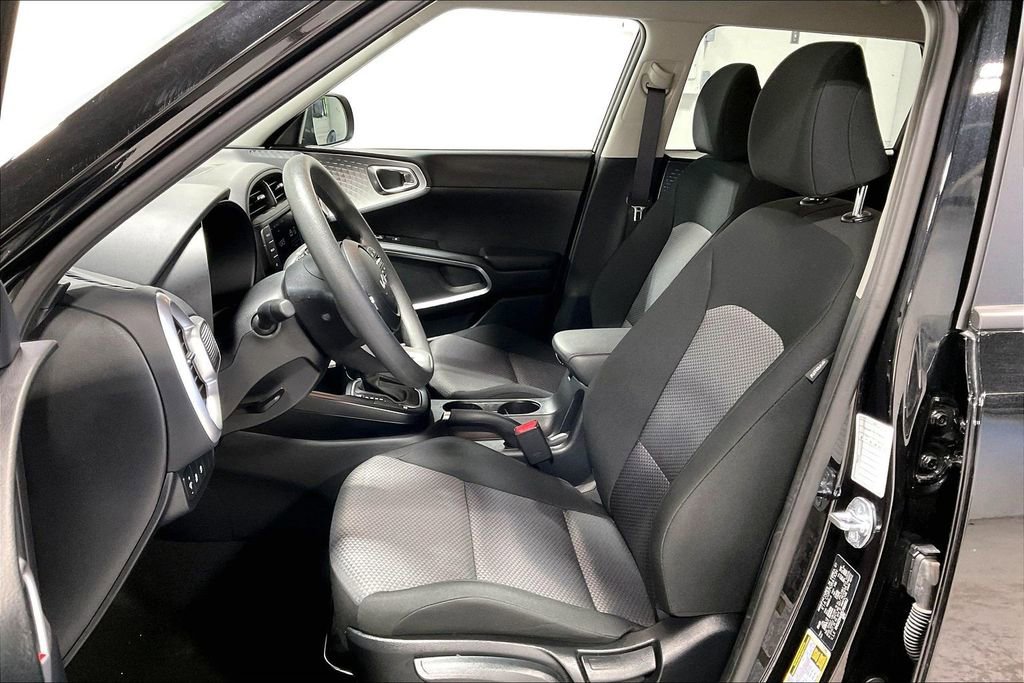 Used 2025 Kia Soul LX FWD image 33
