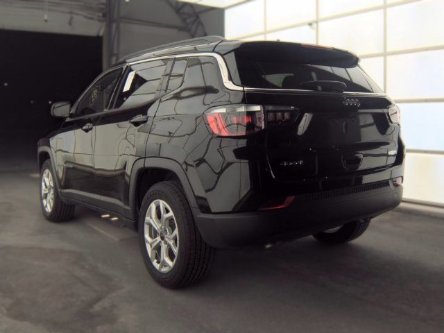 Used 2025 Jeep Compass Latitude AWD/4WD image 6