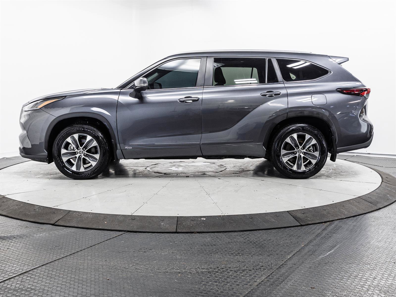 Certified 2025 Toyota Highlander XLE image 9