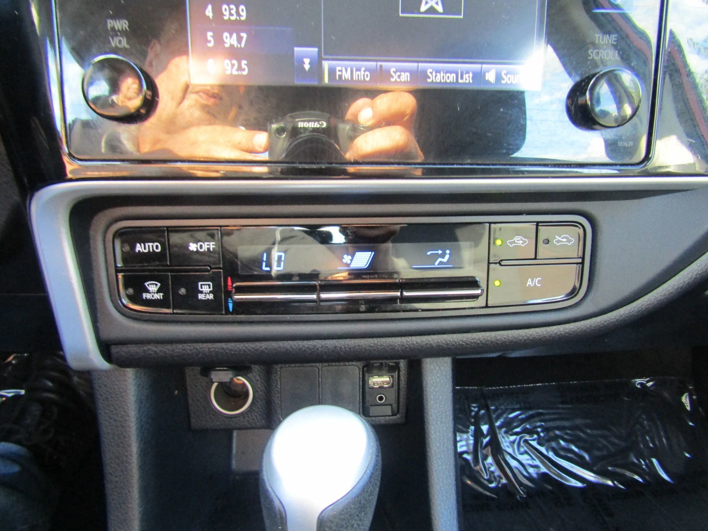 Used 2017 Toyota Corolla LE image 21