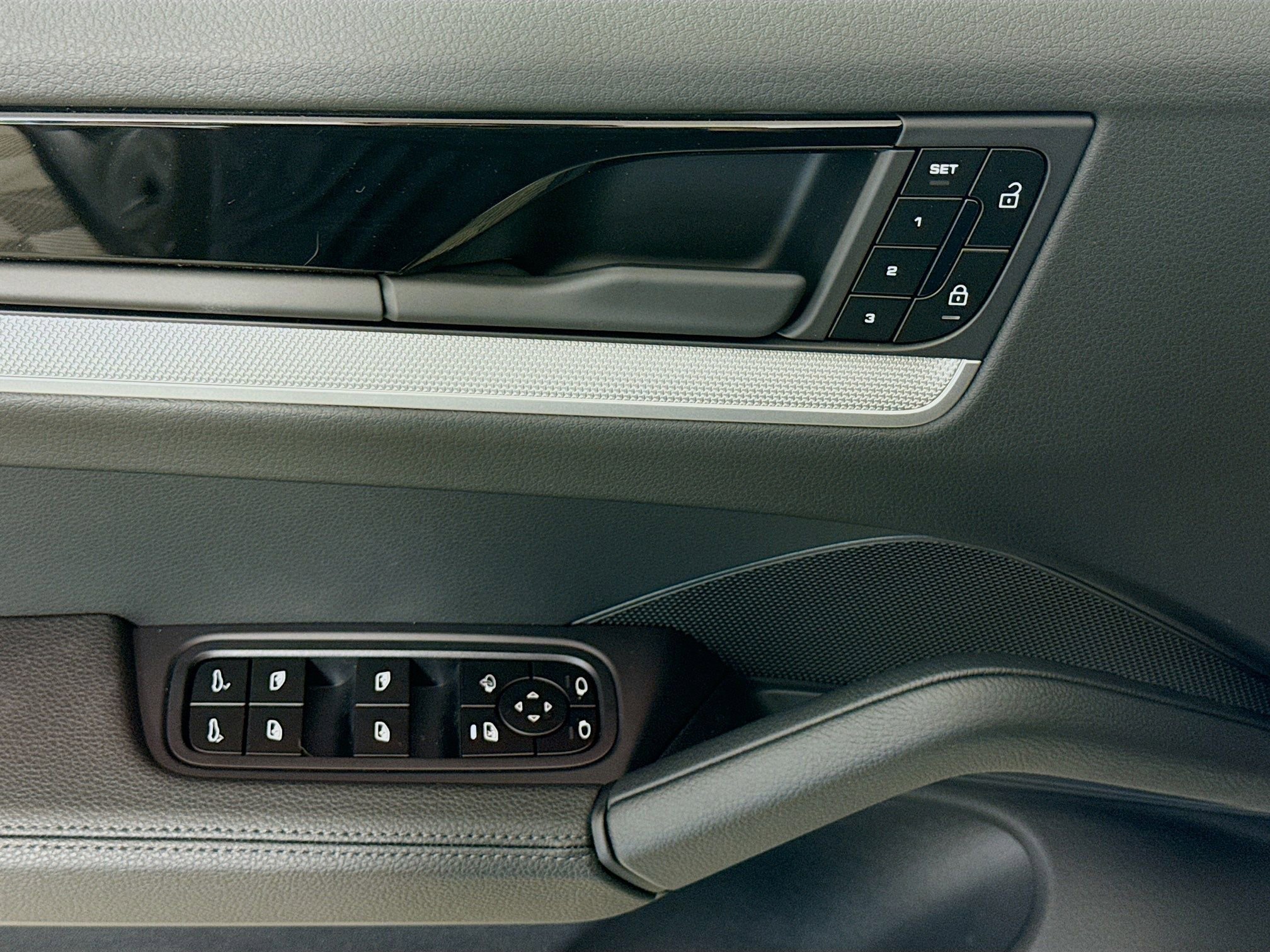 Certified 2025 Porsche Cayenne Coupe image 11