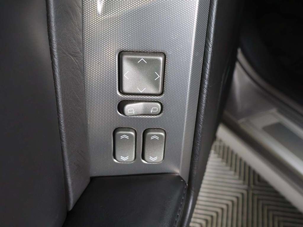 Used 2004 Cadillac XLR RWD image 30