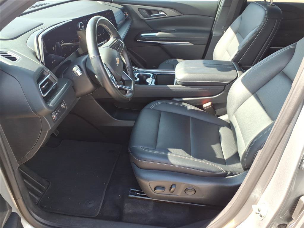 Used 2025 Chevrolet Traverse LT FWD image 12