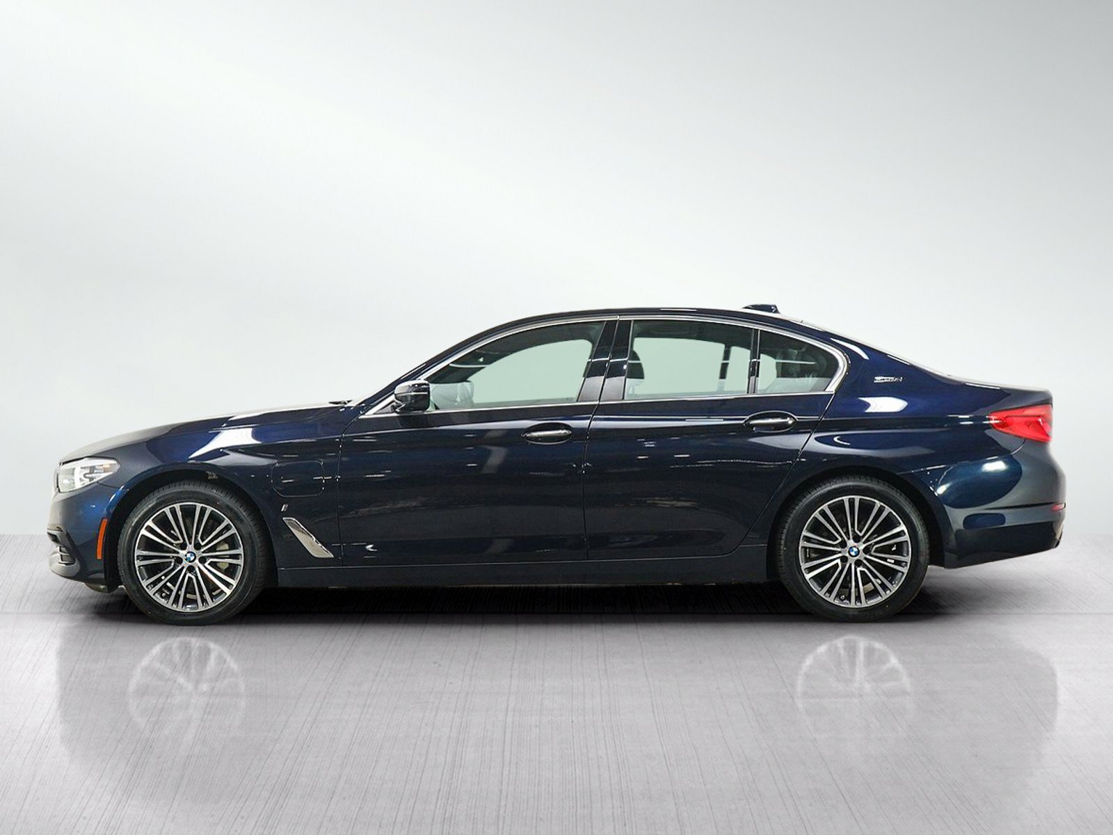 Used 2018 BMW 530e xDrive w/ Premium Package 2 AWD/4WD image 2