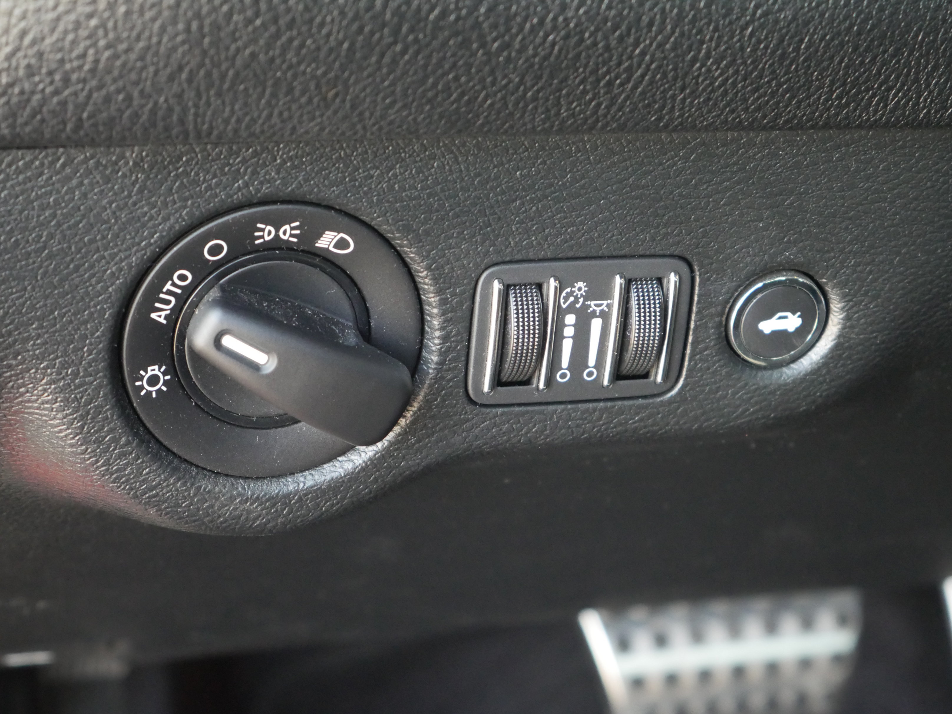 Used 2018 Dodge Challenger SRT Hellcat RWD image 5