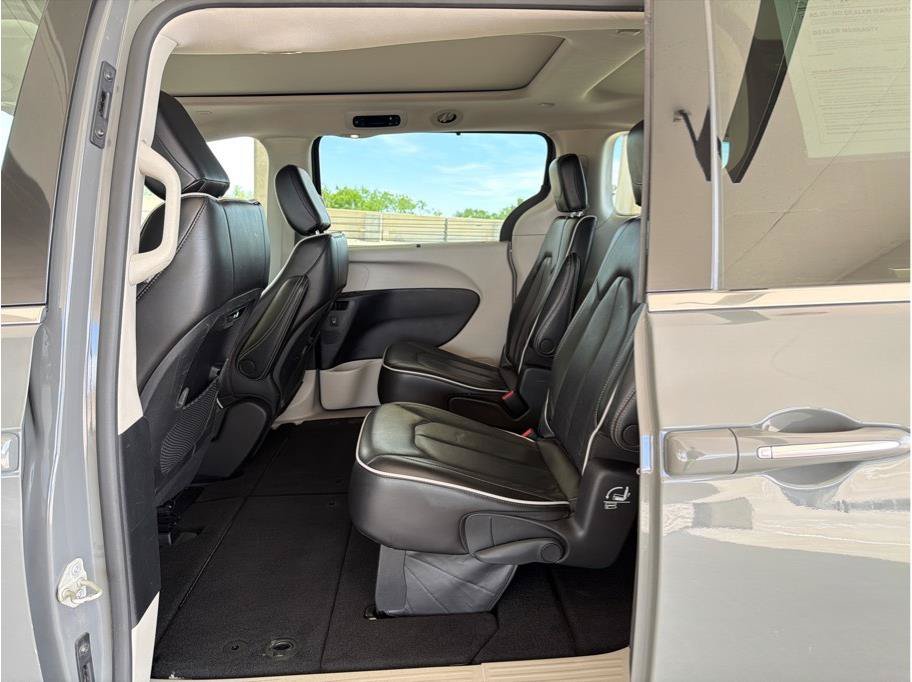 Used 2023 Chrysler Pacifica Limited FWD image 11