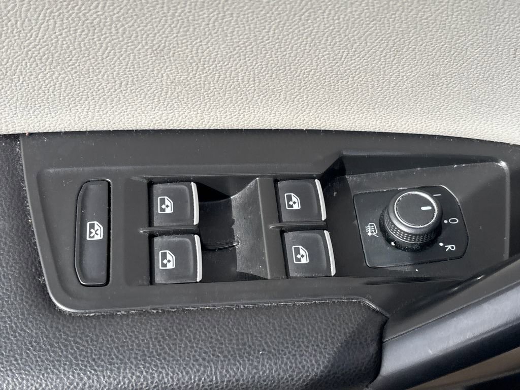 Used 2021 Volkswagen Tiguan SE w/ Panoramic Sunroof Package image 6