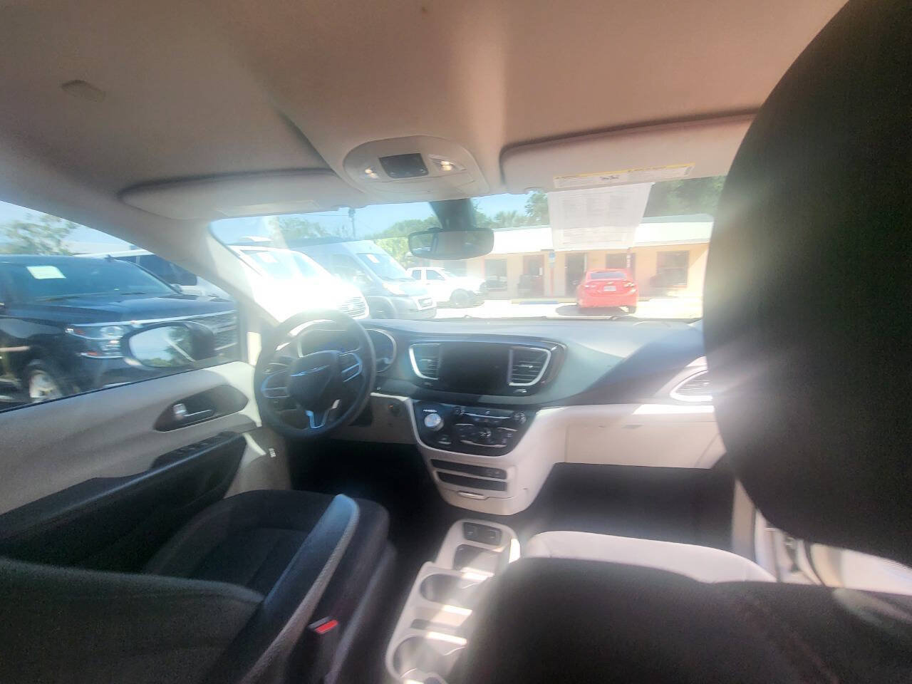Used 2017 Chrysler Pacifica Touring w/ Tire & Wheel Group FWD image 18