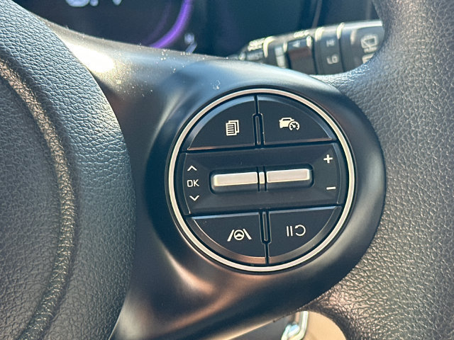 Used 2025 Kia Soul LX FWD image 27