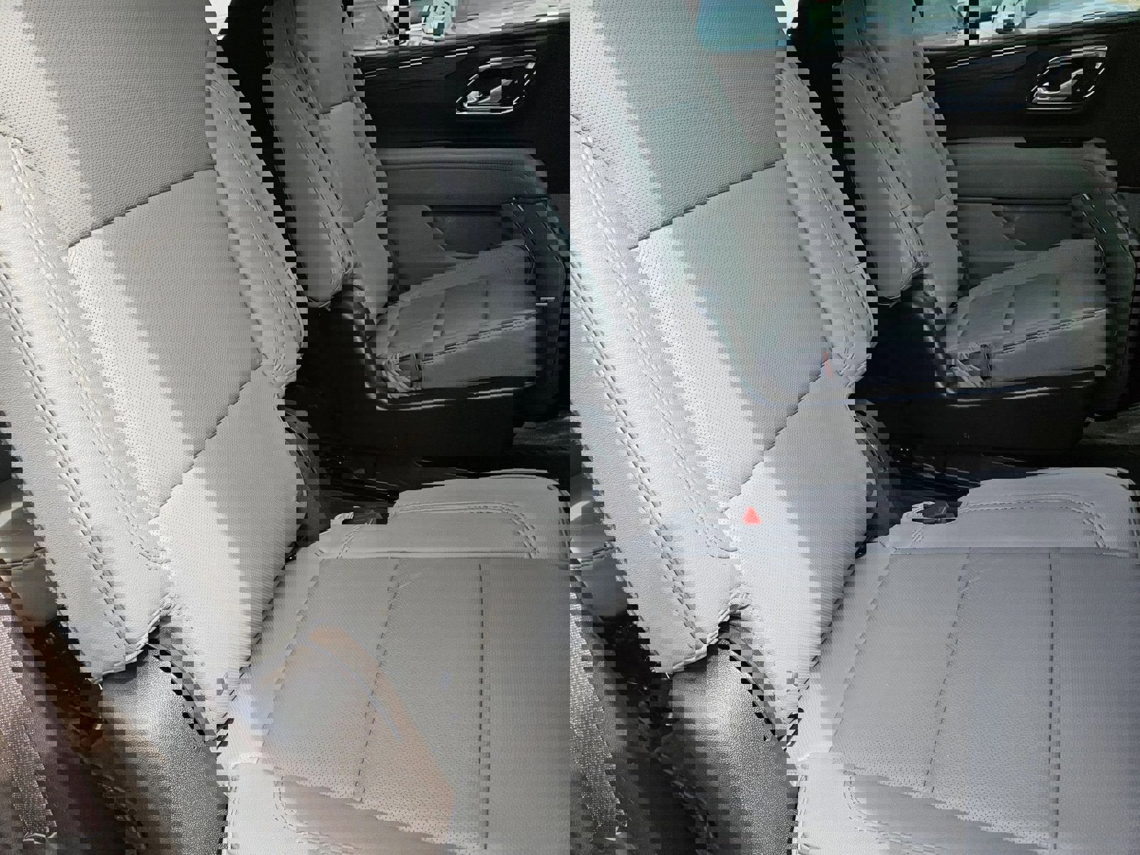 Used 2024 GMC Yukon SLT w/ SLT Luxury Package image 28