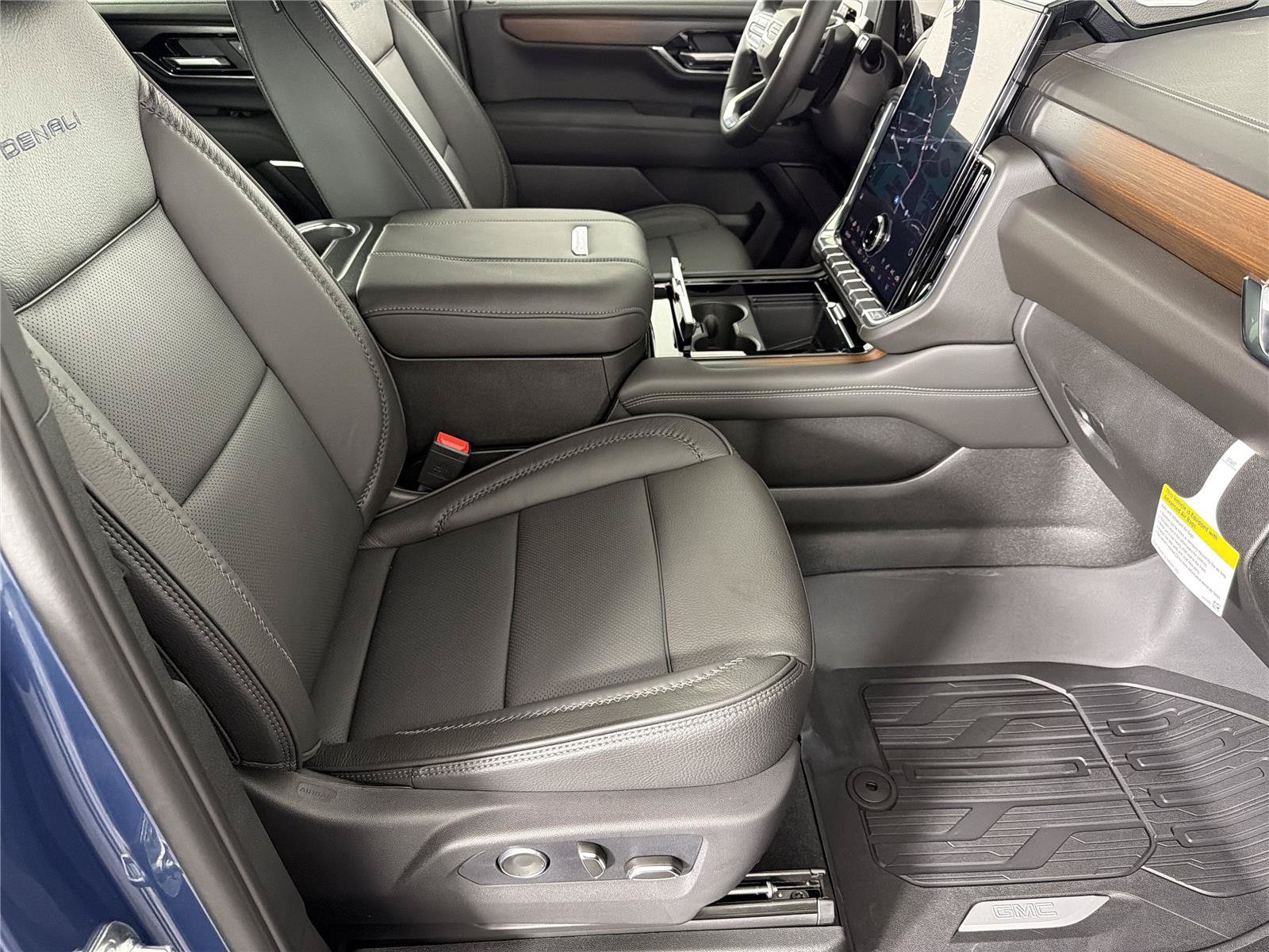 New 2026 GMC Yukon XL Denali w/ Denali Reserve Package AWD/4WD image 11