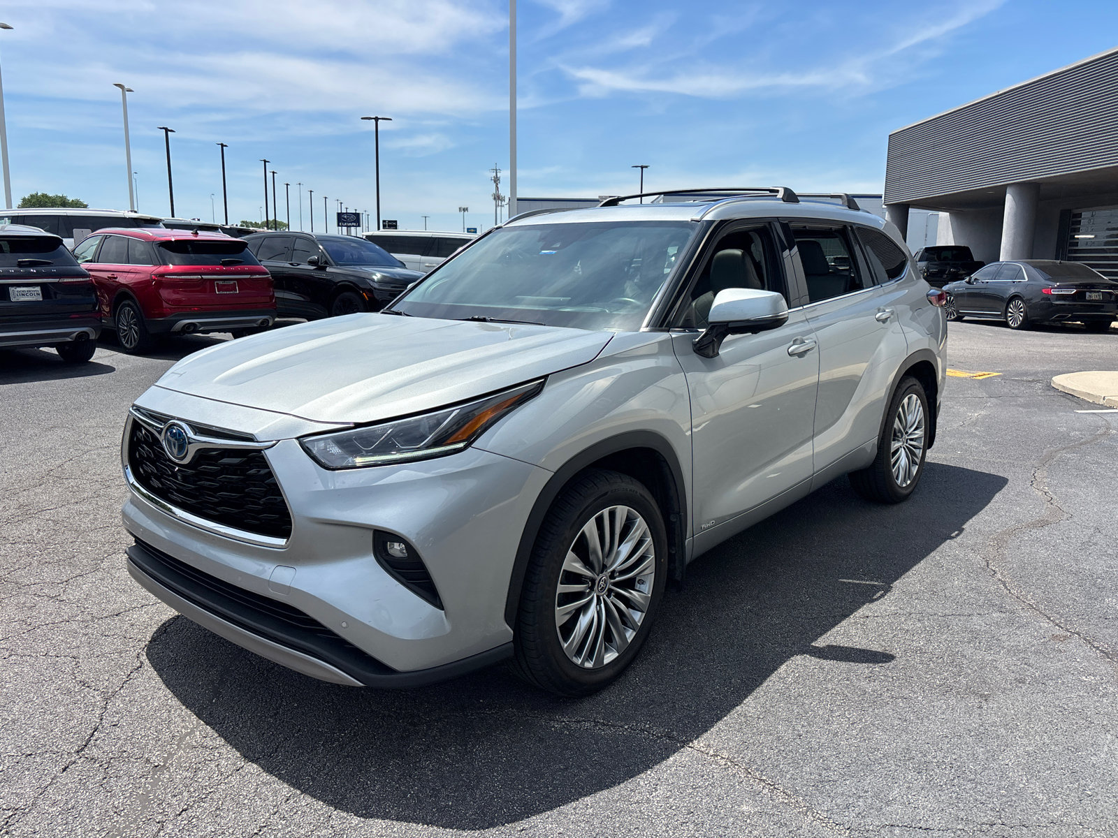 Used 2023 Toyota Highlander Platinum AWD/4WD image 3