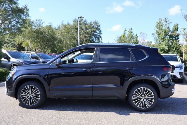 Certified 2025 Volkswagen Taos SE image 4