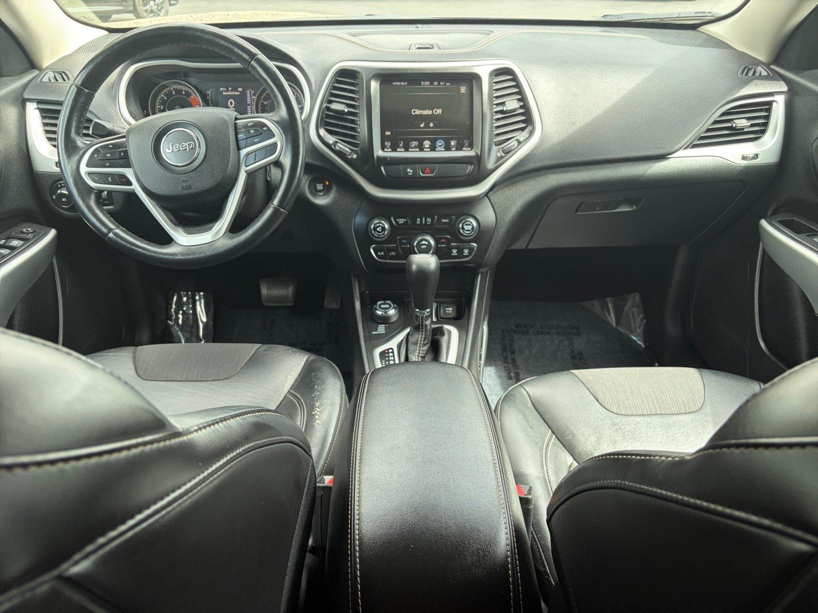 Used 2018 Jeep Cherokee Latitude Plus w/ Cold Weather Group AWD/4WD image 17