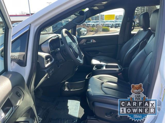 Used 2025 Chrysler Pacifica Select image 11