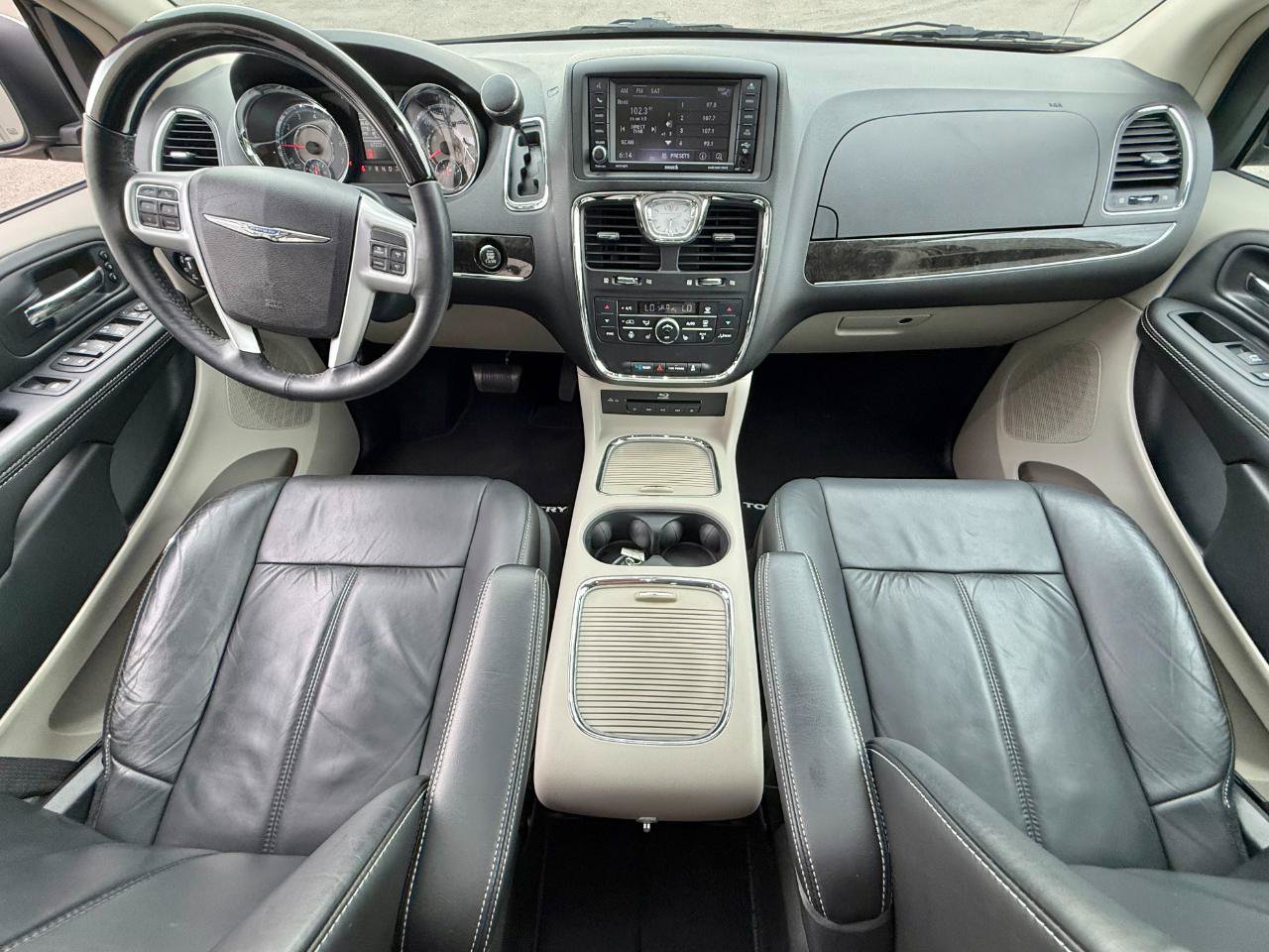 Used 2016 Chrysler Town & Country Limited Platinum w/ Trailer Tow Group FWD image 9