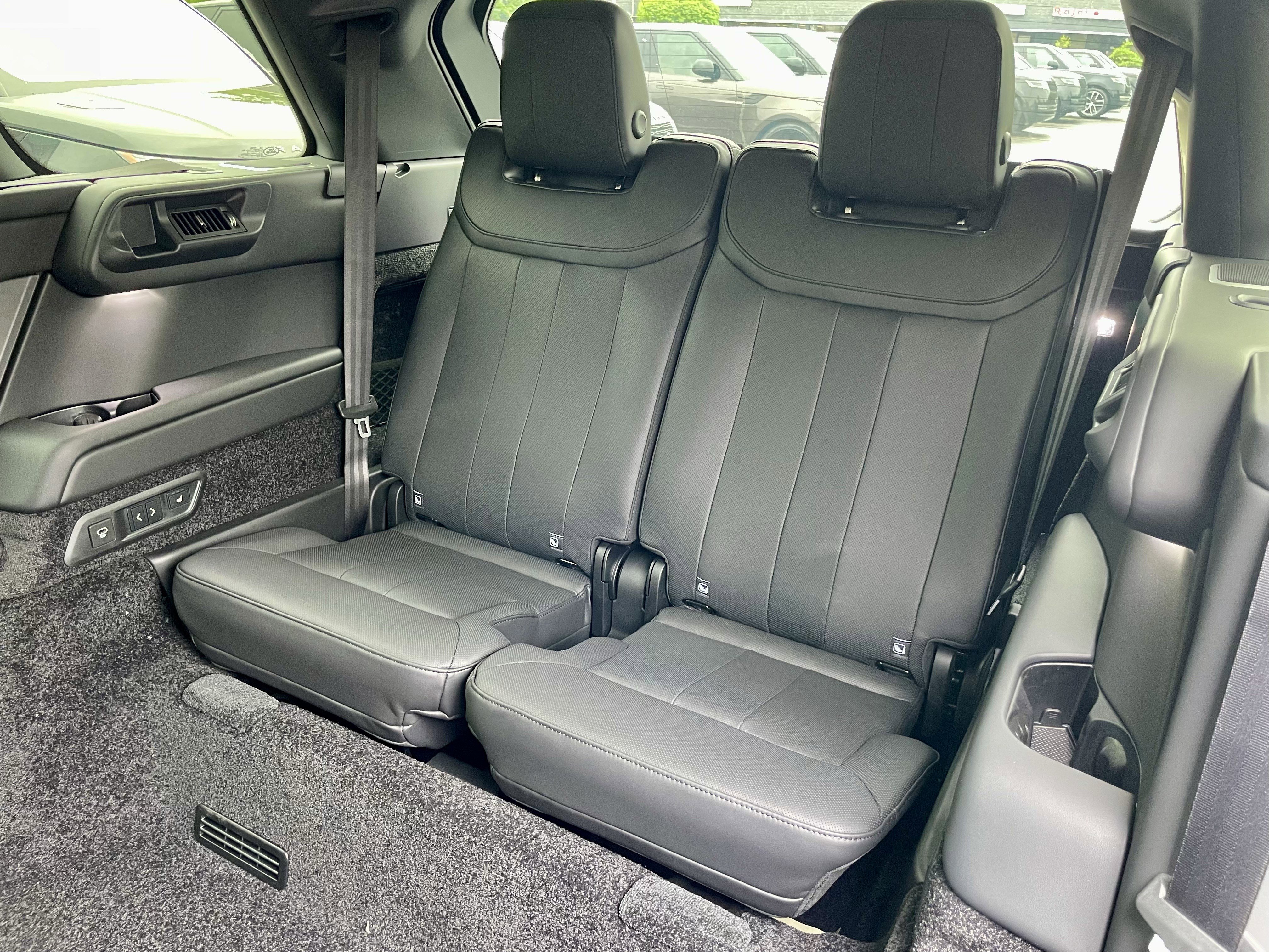 Used 2025 Land Rover Range Rover Long Wheelbase SE image 32