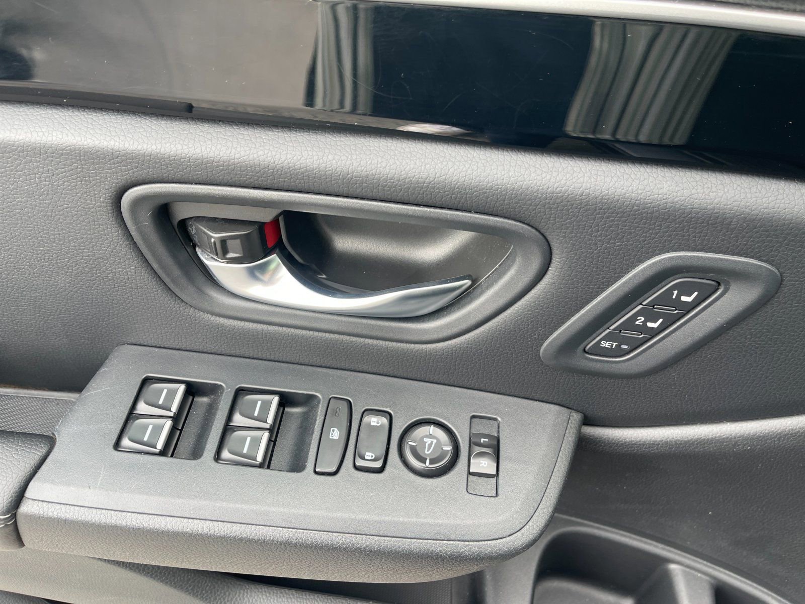 Used 2025 Honda Pilot Touring image 13