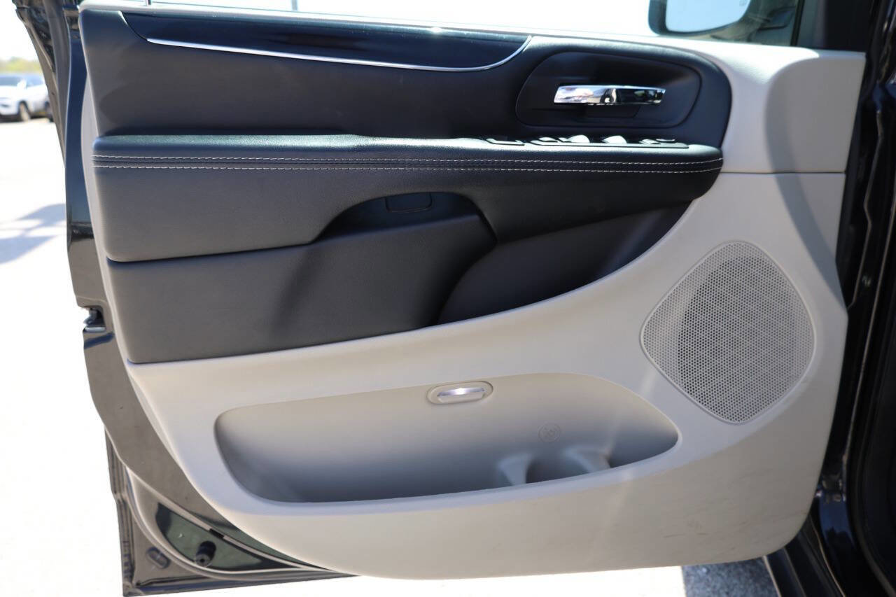 Used 2019 Dodge Grand Caravan SXT FWD image 12
