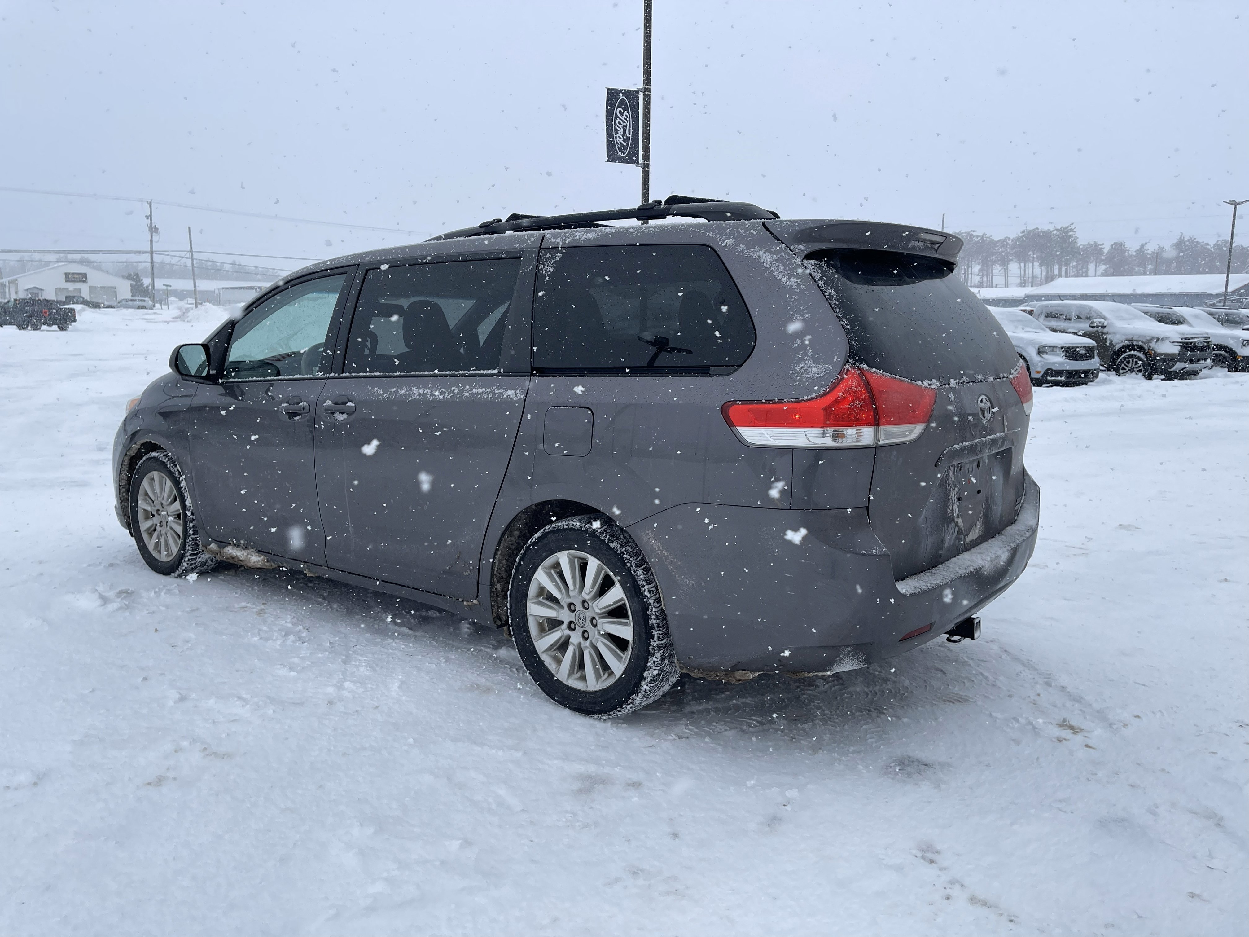 Used 2014 Toyota Sienna XLE image 6