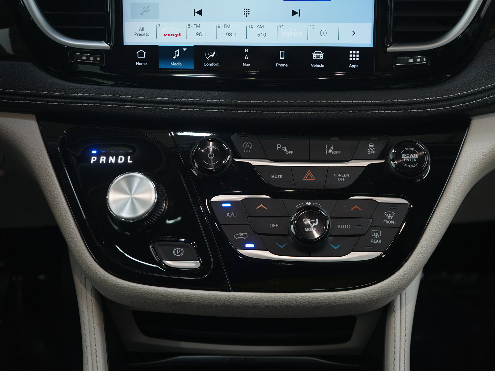 Used 2024 Chrysler Pacifica Limited FWD image 19