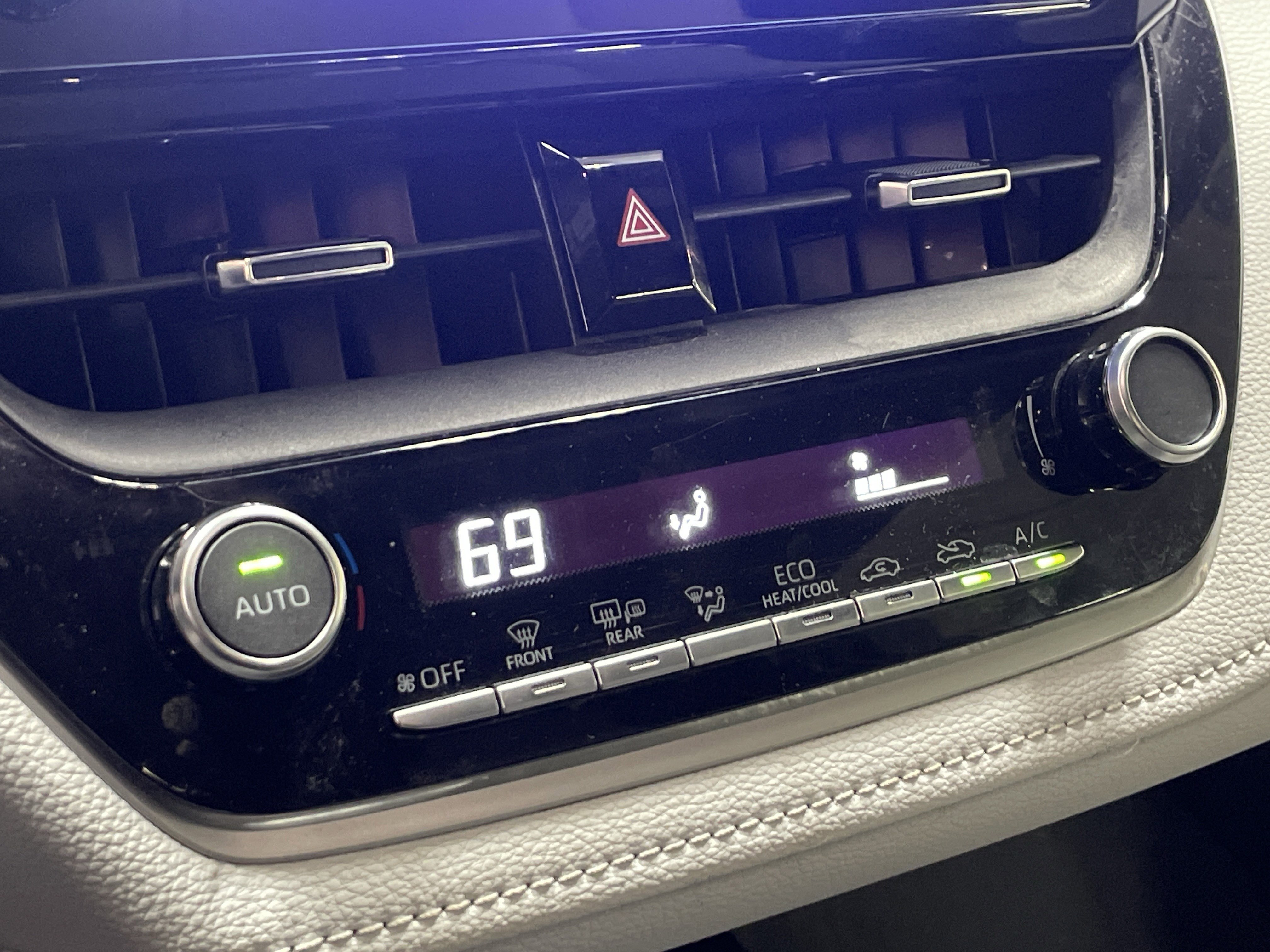 Used 2025 Toyota Corolla SE image 9