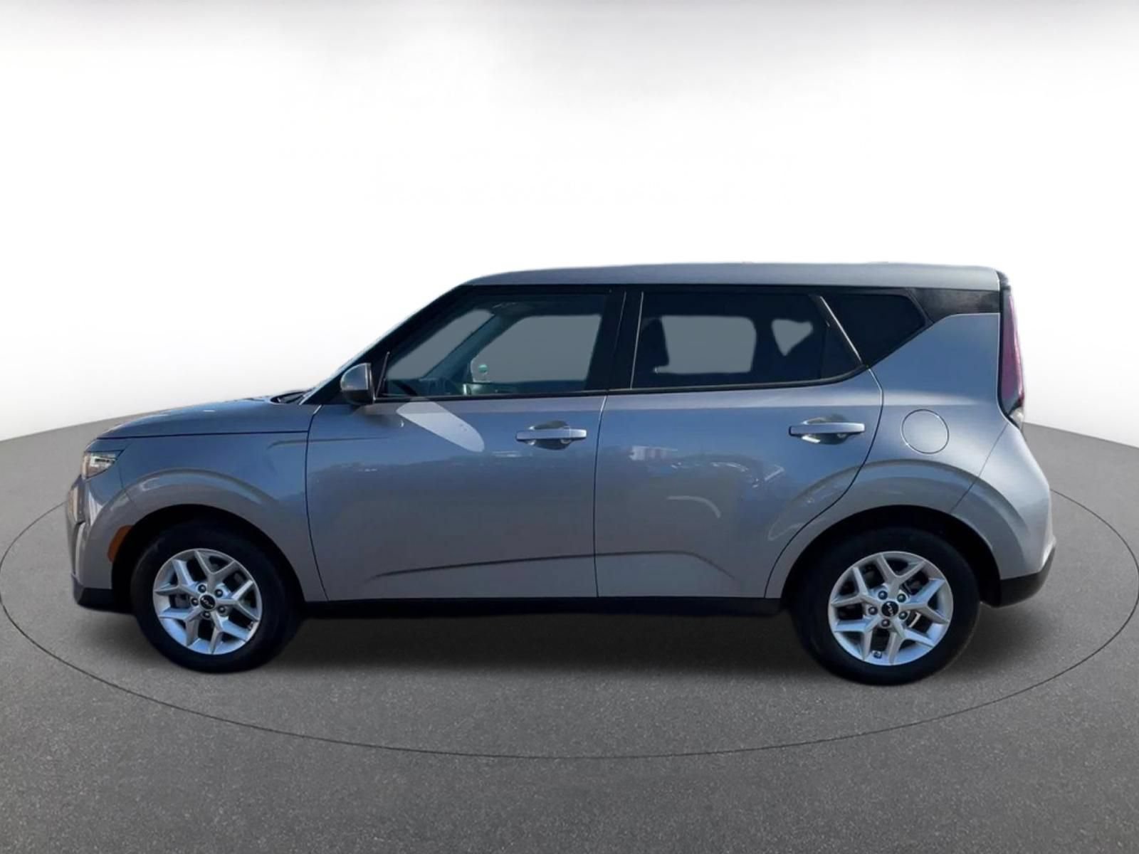 Used 2025 Kia Soul LX w/ LX Technology Package FWD image 9