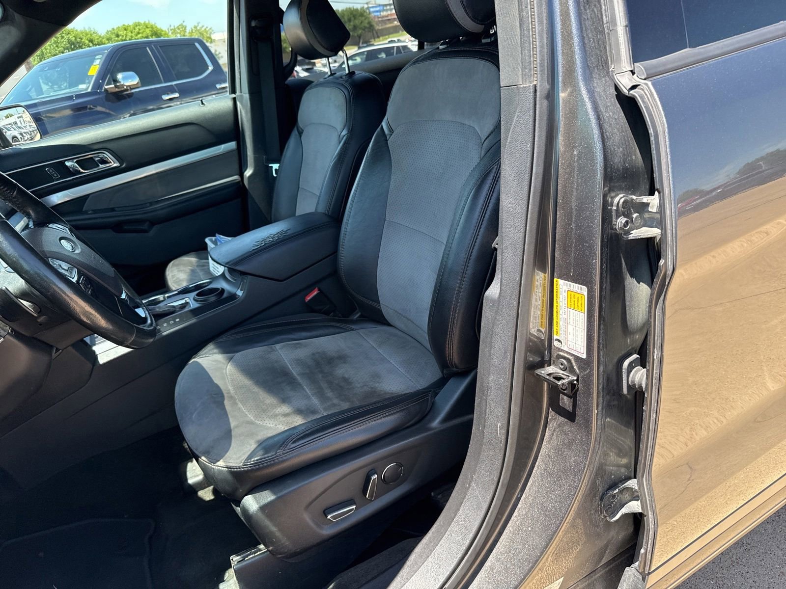 Used 2017 Ford Explorer XLT w/ Equipment Group 202A FWD image 12
