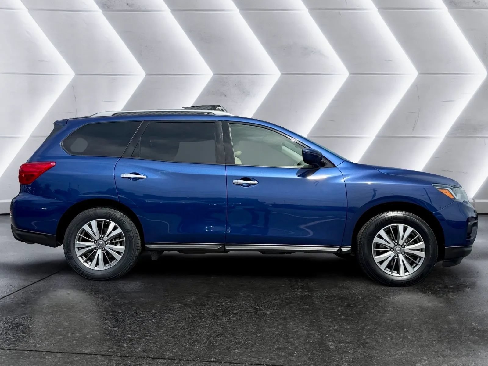 Used 2019 Nissan Pathfinder SV FWD image 4