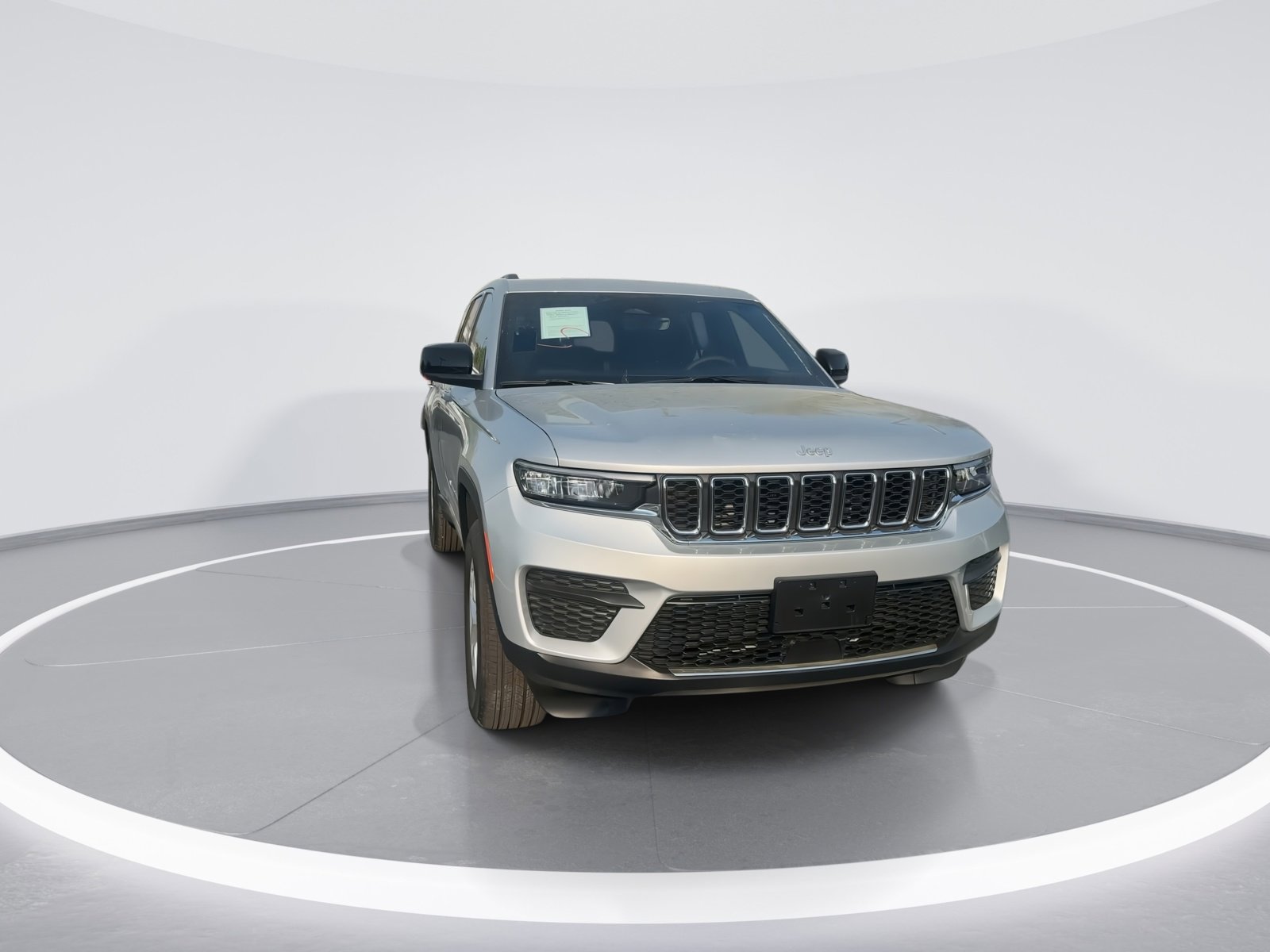 Used 2025 Jeep Grand Cherokee Laredo X image 3