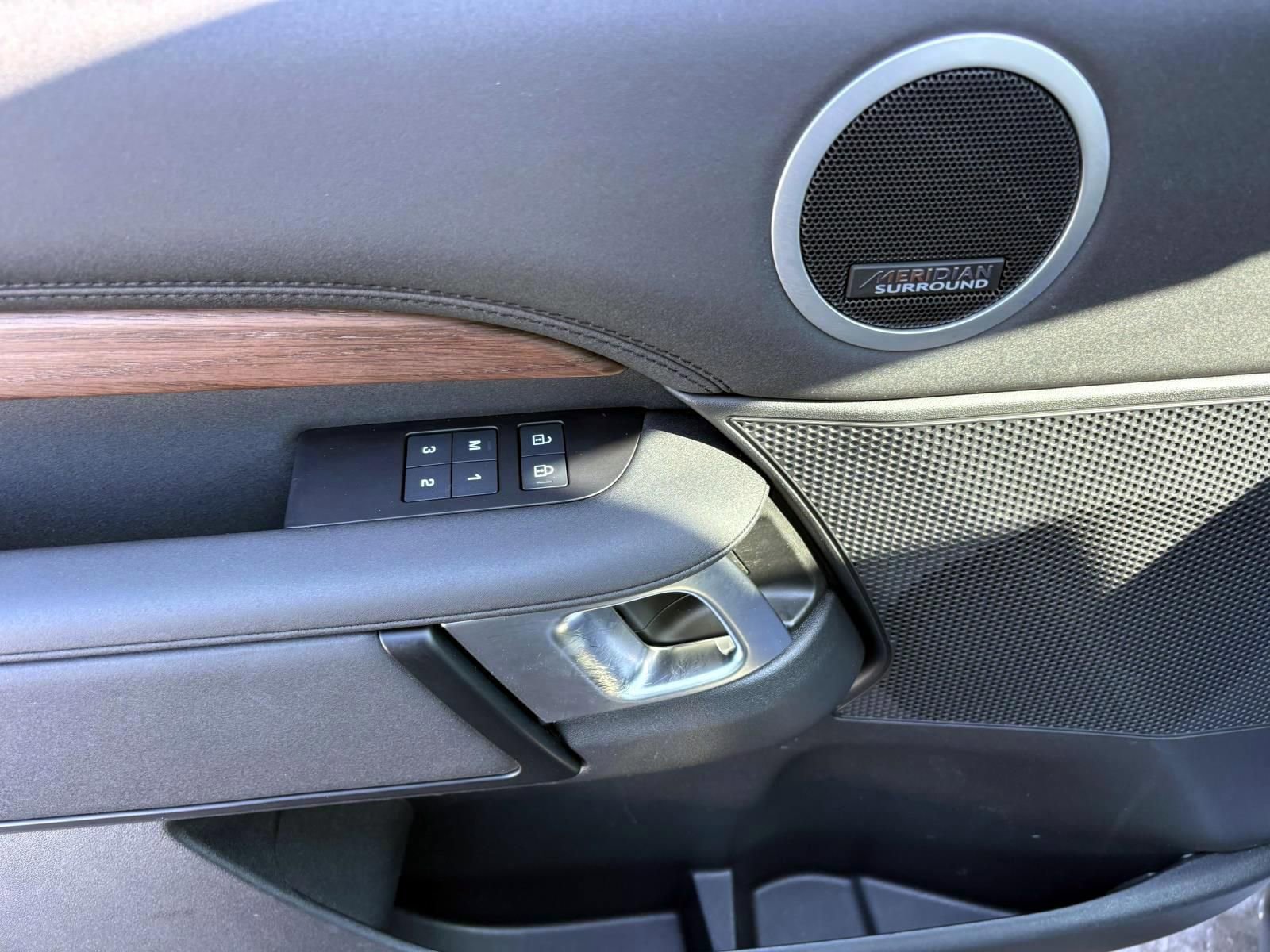 Used 2025 Land Rover Discovery S image 9