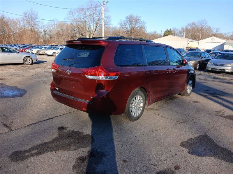 Used 2012 Toyota Sienna XLE image 3