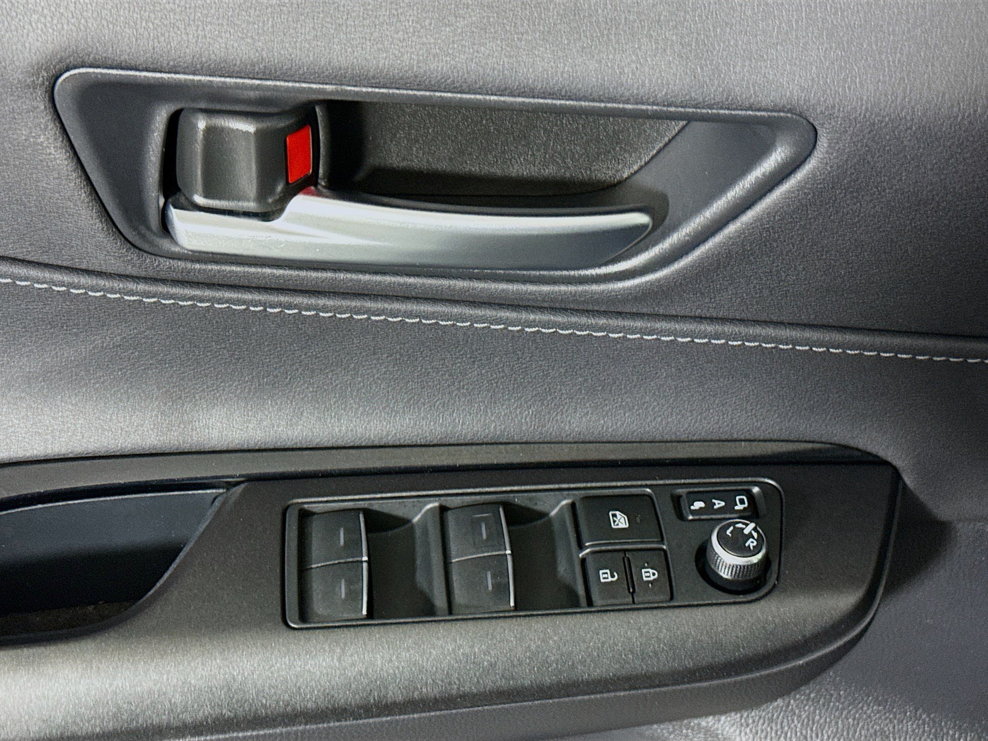 Used 2024 Toyota Venza LE AWD/4WD image 24