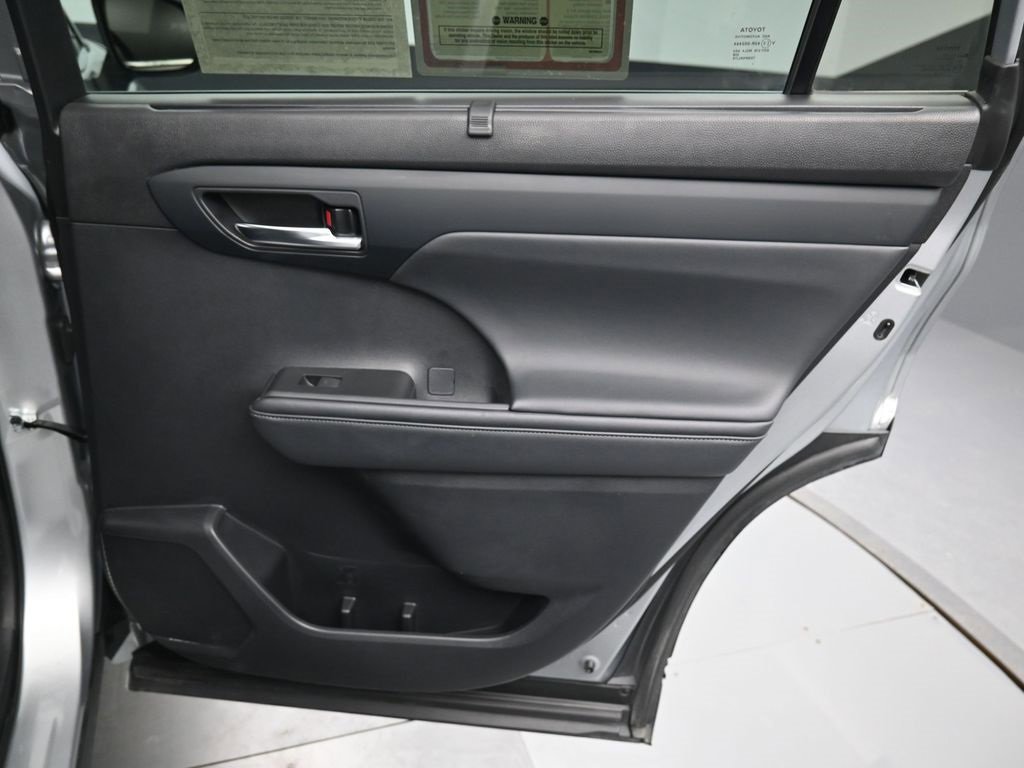 Used 2021 Toyota Highlander XLE image 34